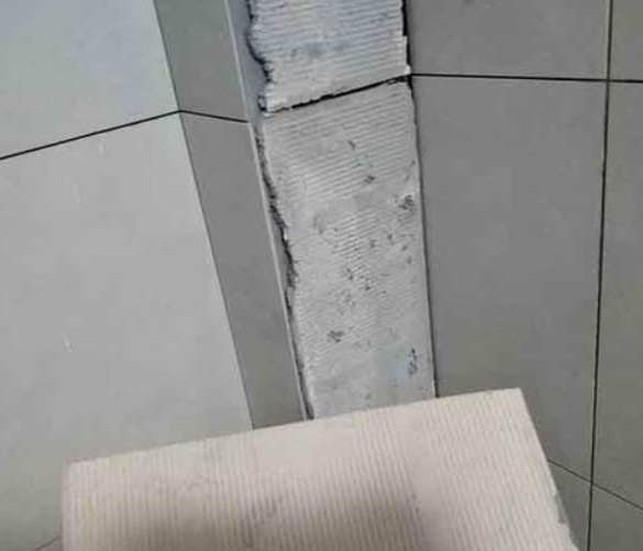 利津瓷砖空鼓维修公司分享下厨房瓷砖脱落的补救措施。